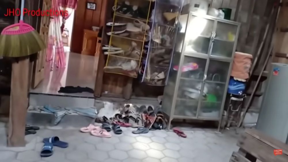 Bergaya sederhana beralaskan semen, ini 7 cara pedangdut Yeni Inka menata dapur rumah kayu di kampung