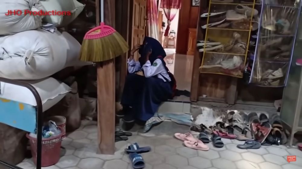 Bergaya sederhana beralaskan semen, ini 7 cara pedangdut Yeni Inka menata dapur rumah kayu di kampung