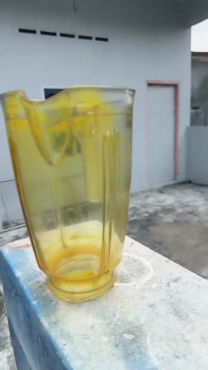 Tanpa dicuci air, sekarang begini trik mengembalikan gelas blender penuh noda kunyit jadi bersih lagi