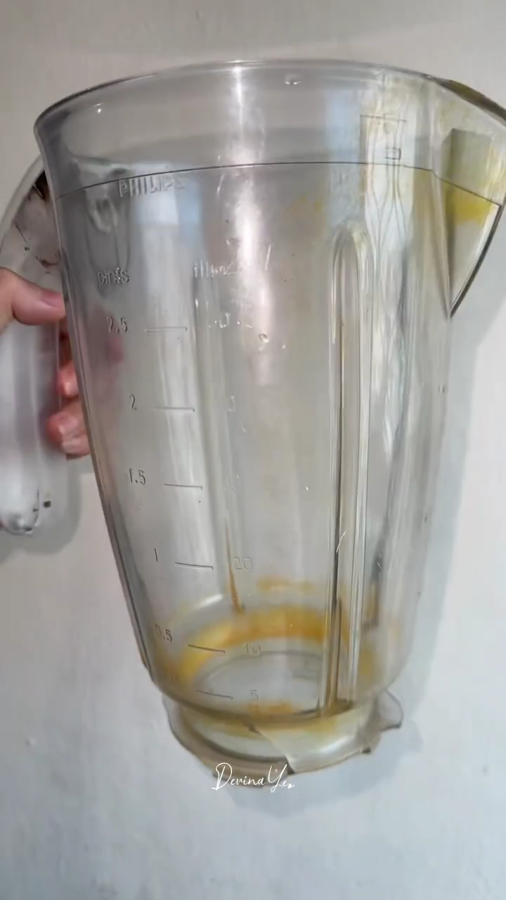 Tanpa dicuci air, sekarang begini trik mengembalikan gelas blender penuh noda kunyit jadi bersih lagi