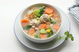 9 Resep sayur sop komplet antibosan, bisa untuk MPASI, menu diet, sampai makan siang keluarga