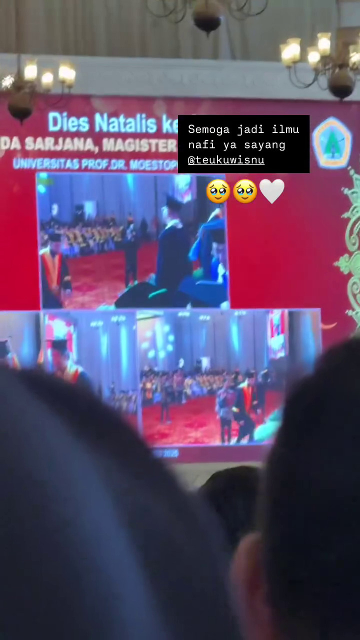 Bukti semangat belajar tak kenal umur, ini 7 momen Teuku Wisnu dapat gelar sarjana di usia 40 tahun