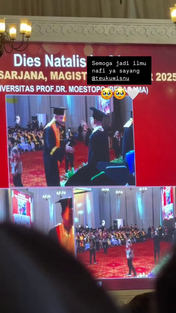 Bukti semangat belajar tak kenal umur, ini 7 momen Teuku Wisnu dapat gelar sarjana di usia 40 tahun