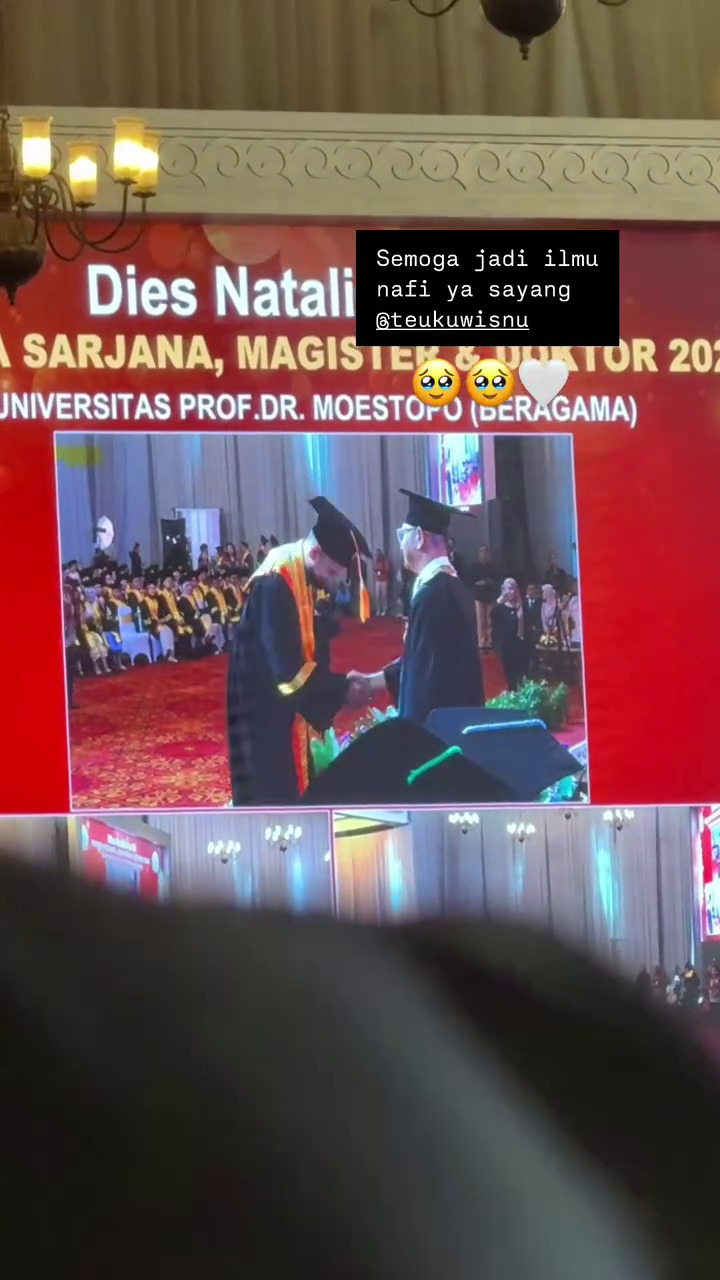 Bukti semangat belajar tak kenal umur, ini 7 momen Teuku Wisnu dapat gelar sarjana di usia 40 tahun