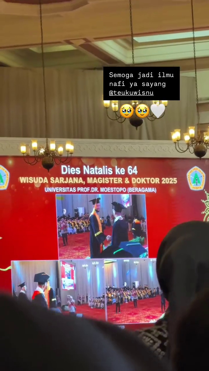 Bukti semangat belajar tak kenal umur, ini 7 momen Teuku Wisnu dapat gelar sarjana di usia 40 tahun