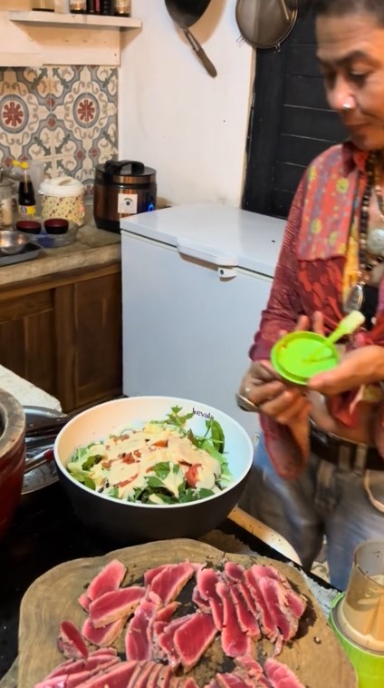 Perabotnya rapi meski tanpa kitchen set, ini 7 cara mertua Jennifer Coppen menata dapurnya antisumpek