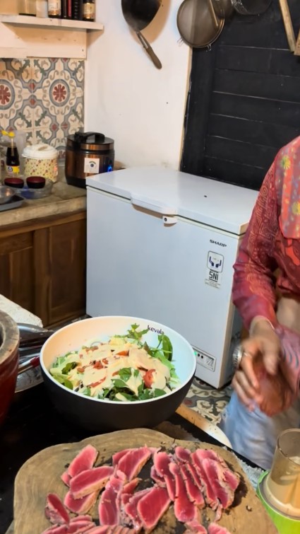 Perabotnya rapi meski tanpa kitchen set, ini 7 cara mertua Jennifer Coppen menata dapurnya antisumpek