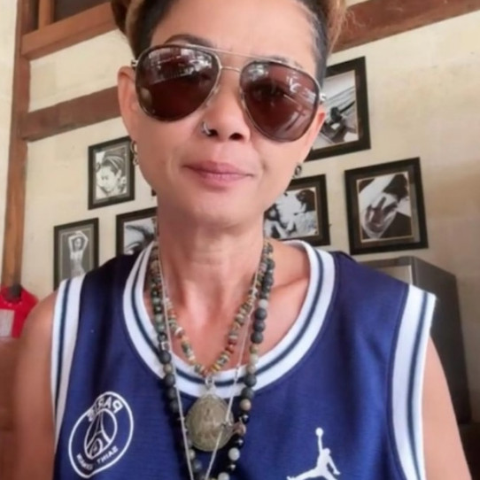 Perabotnya rapi meski tanpa kitchen set, ini 7 cara mertua Jennifer Coppen menata dapurnya antisumpek