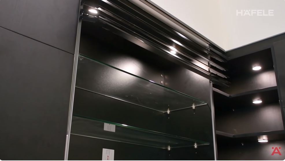 Furniturnya didominasi hitam tapi tak tampak suram, ini 7 cara Cut Meyriska menata dapur jadi mewah