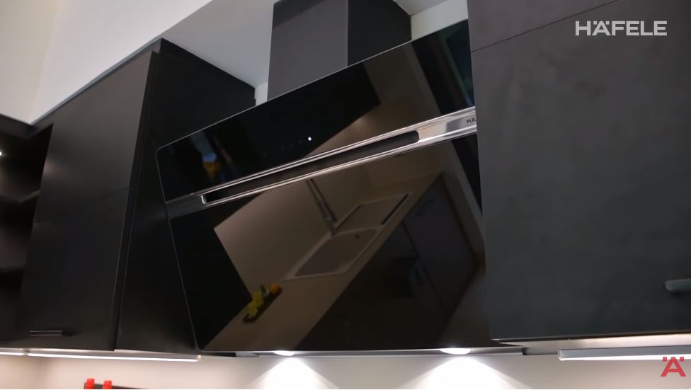 Furniturnya didominasi hitam tapi tak tampak suram, ini 7 cara Cut Meyriska menata dapur jadi mewah