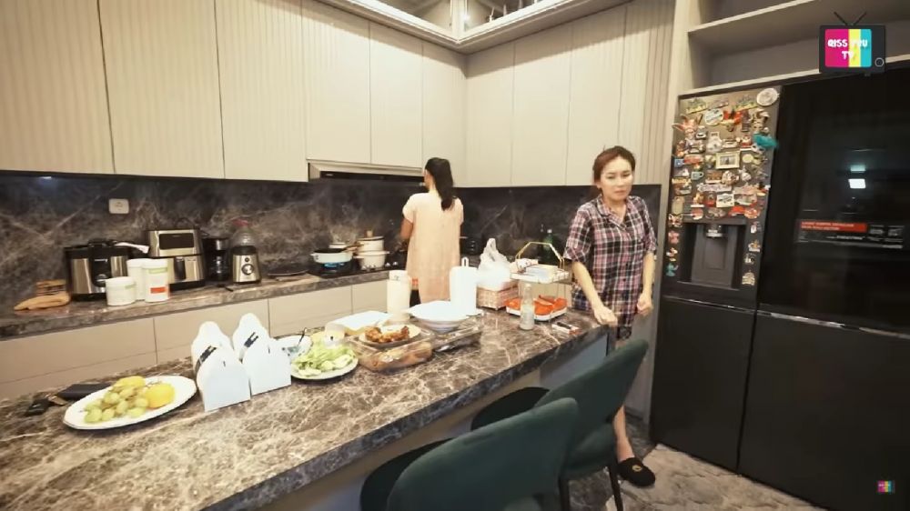 Pancarkan tampilan mewah, begini 7 cara Ayu Ting Ting menata dapurnya lebih elegan dan mahal