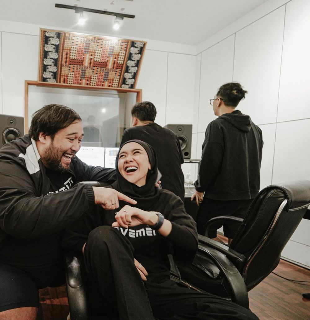 Bocah tembem anak sambung Suzzanna ini ternyata cucu Presiden Soekarno, begini 9 potret terbarunya