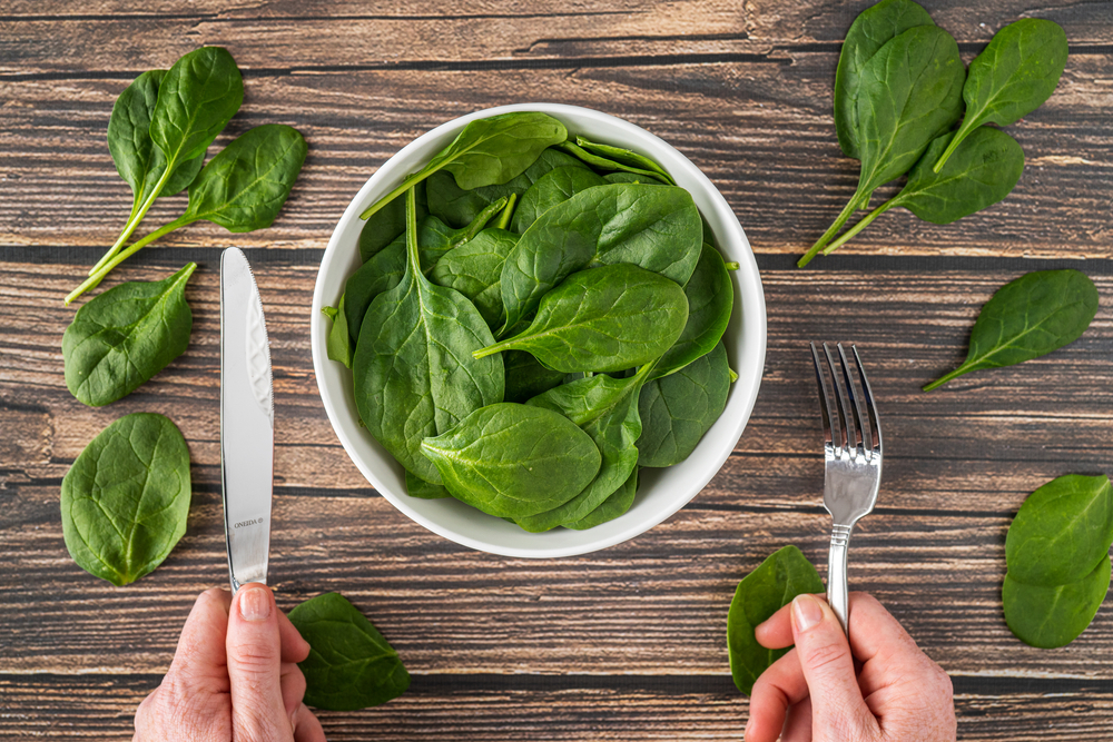 Bayam, kangkung, daun pepaya, begini cara benar simpan daun-daunan sesuai jenisnya biar nggak layu