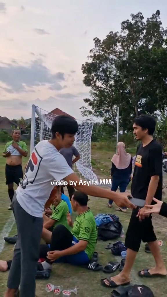 Tak segan berbaur dengan warga, ini 9 potret kesederhanaan Duta Sheila On 7 ikut kegiatan kampung