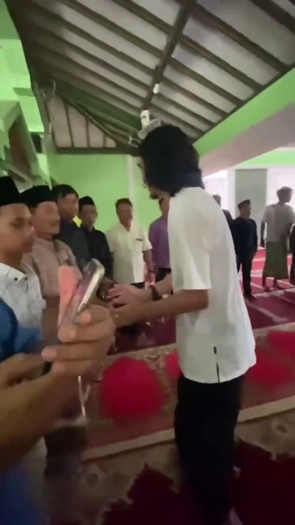 Tak segan berbaur dengan warga, ini 9 potret kesederhanaan Duta Sheila On 7 ikut kegiatan kampung