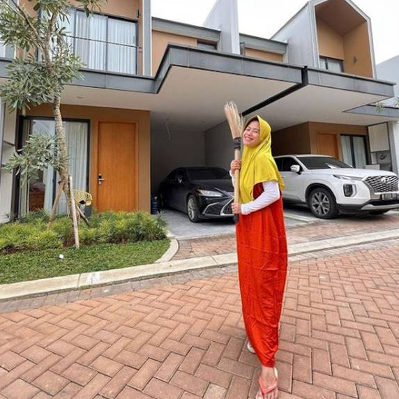 Dulu jadi ART kini jadi YouTuber tajir, 11 potret rumah Rp3,5 M Farida Nurhan bikin mupeng