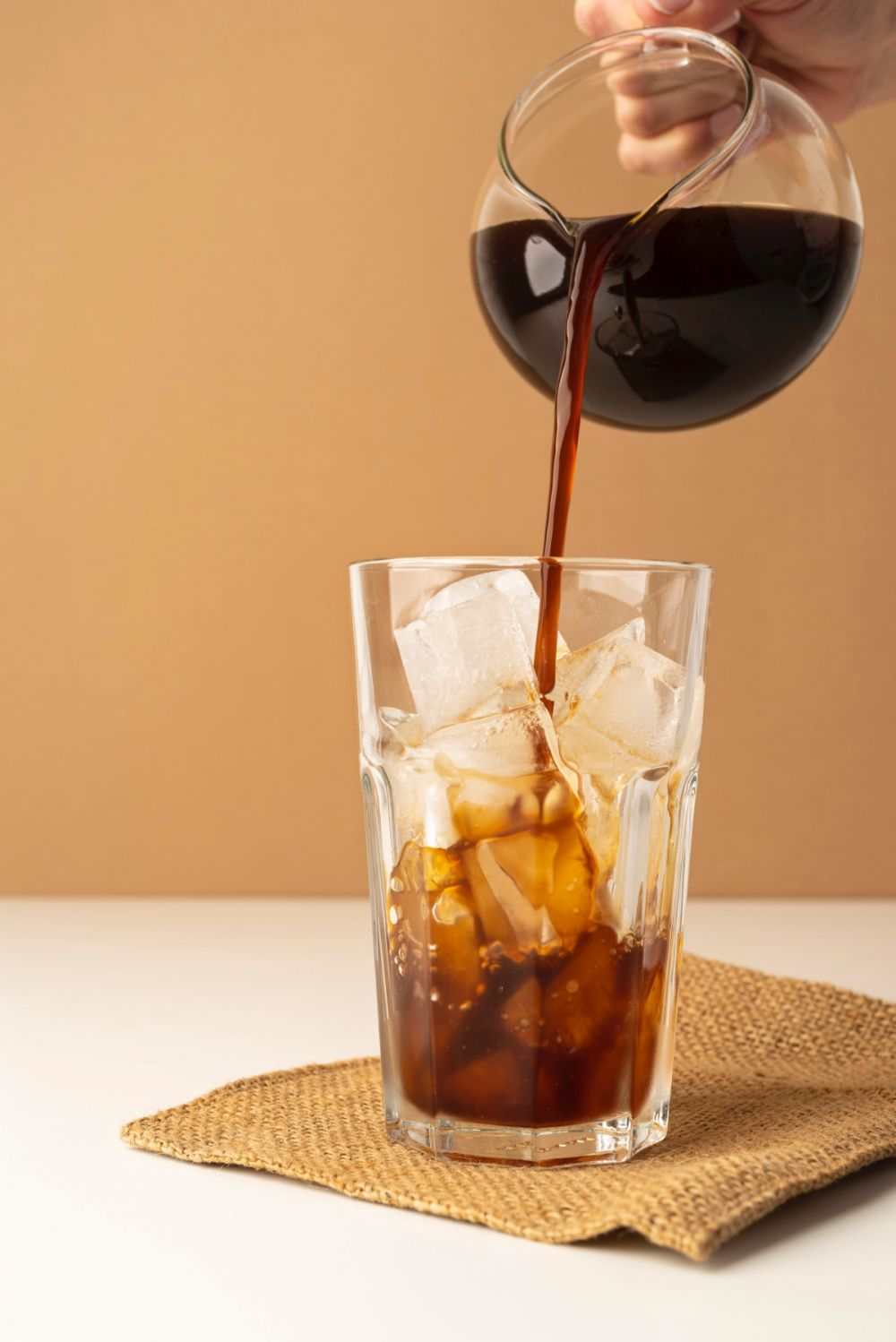 Kopi rumahan rasa kafe? Ini cara bikin cold brew, latte art, dan kopi gula aren sendiri