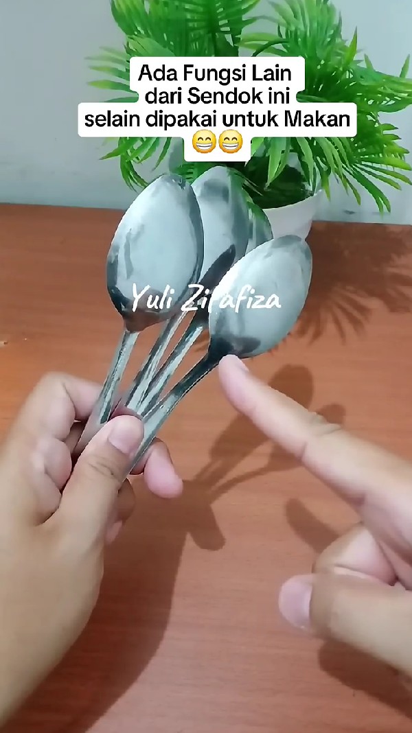 Ganti lampu di plafon rumah sekarang nggak repot pakai tangga, triknya cuma modal sendok