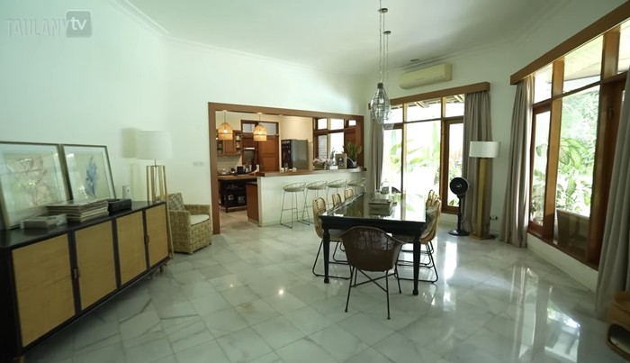 Tinggal di rumah kontrakan, ini 7 cara Sophia Latjuba menata dapurnya jadi estetik mirip di bar