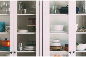 Cara menata gelas dan mangkuk di lemari dapur, biar rapi, estetik, dan nggak bikin pusing mata