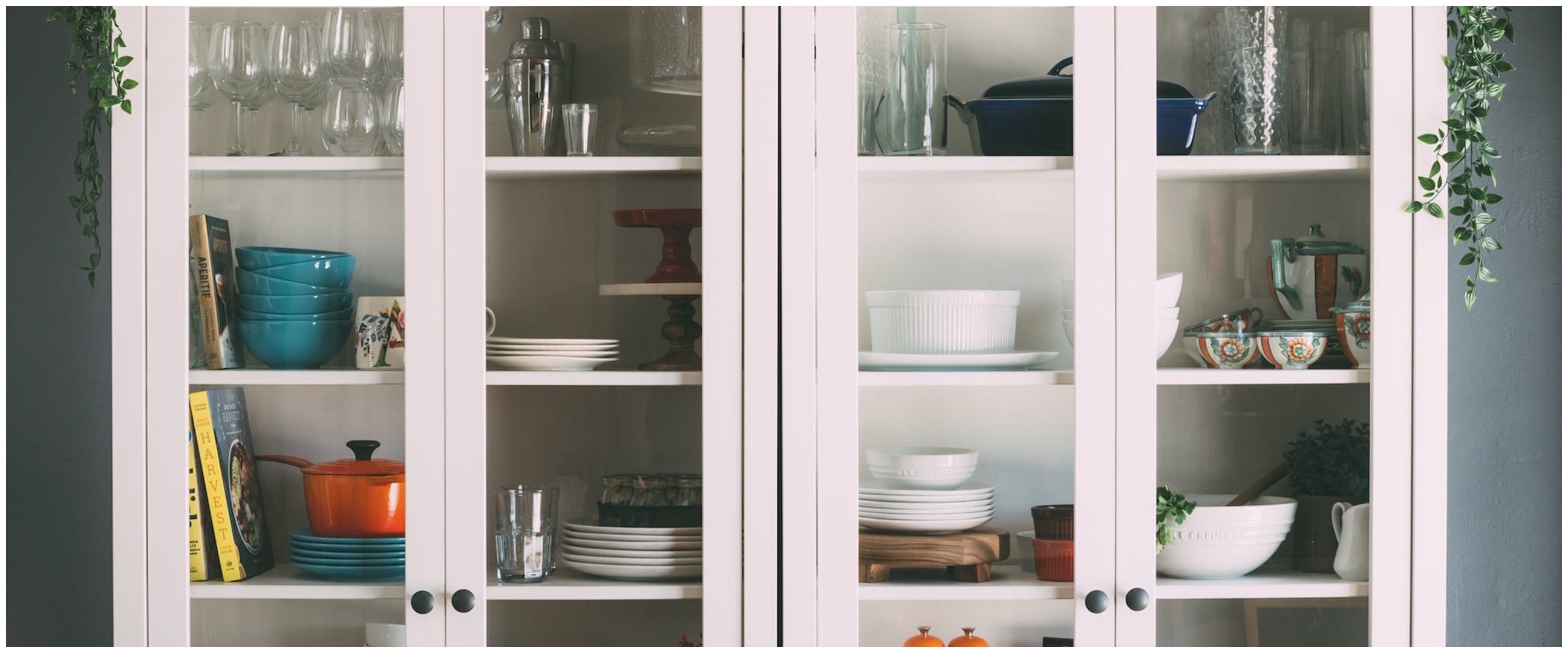 Cara menata gelas dan mangkuk di lemari dapur, biar rapi, estetik, dan nggak bikin pusing mata