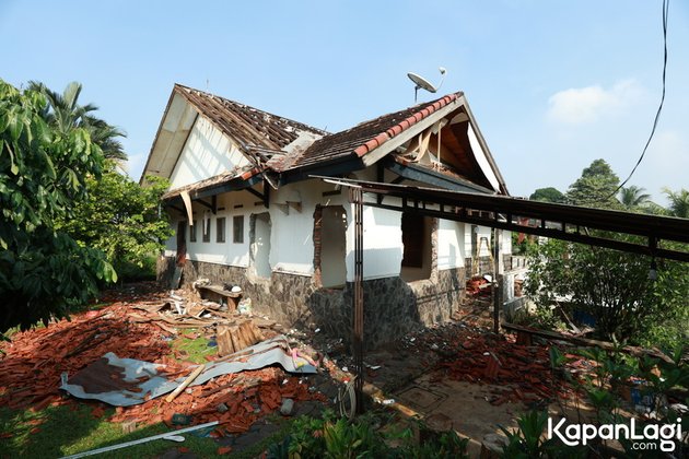 9 Potret rumah Atalarik Syach dibongkar aparat terkait sengketa tanah, akui tak dapat surat pemberita