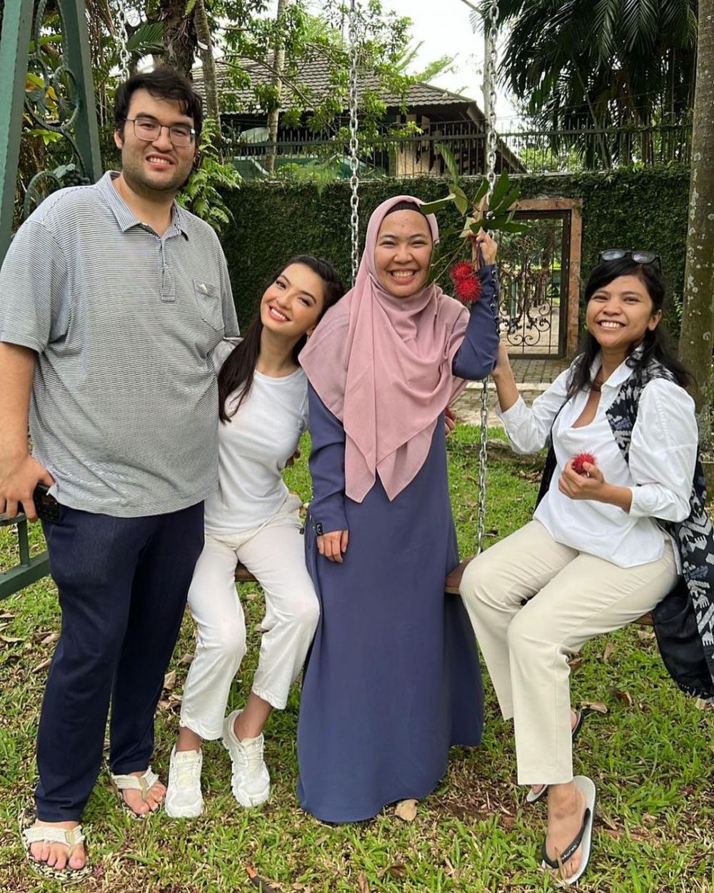 Punya halaman luas dan kebun binatang mini, intip 7 cara Raline Shah menata rumah mewah di Medan