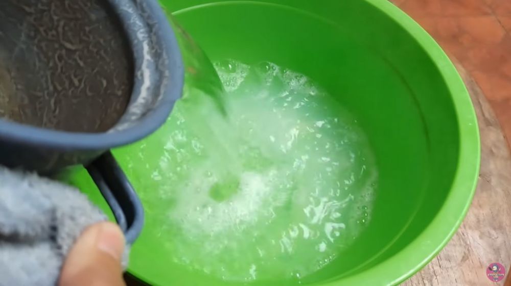 Jadi putih bersih lagi, trik mencuci piring kusam lama ini simpel
