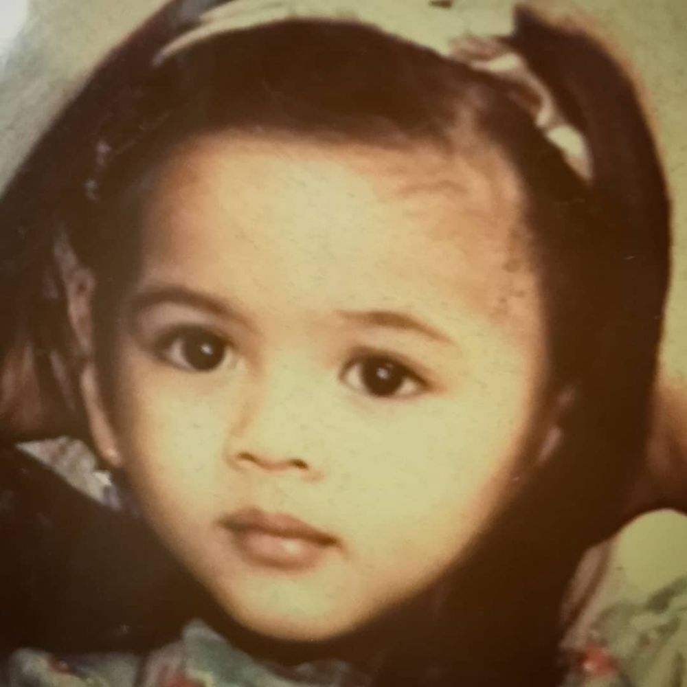 Bocah polos duduk samping Derby Romero ini lulus S2 di usia 21 tahun, intip transformasinya