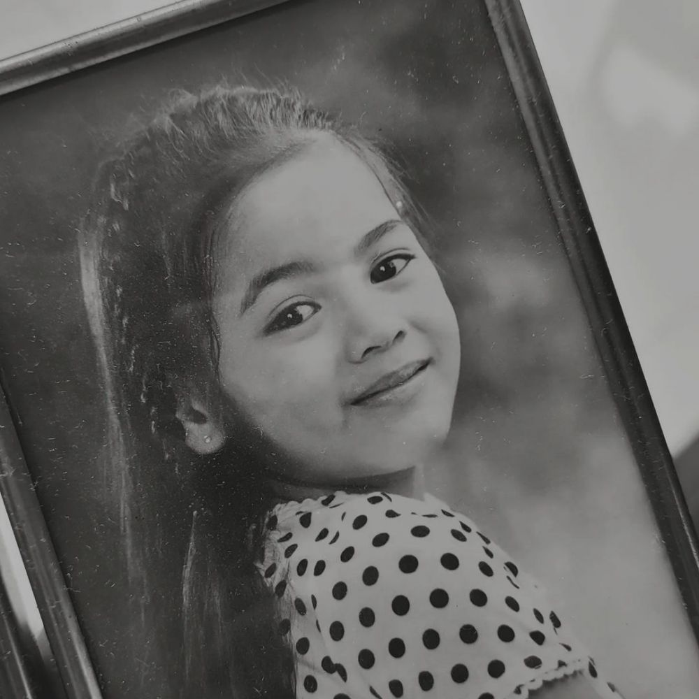 Bocah polos duduk samping Derby Romero ini lulus S2 di usia 21 tahun, intip transformasinya