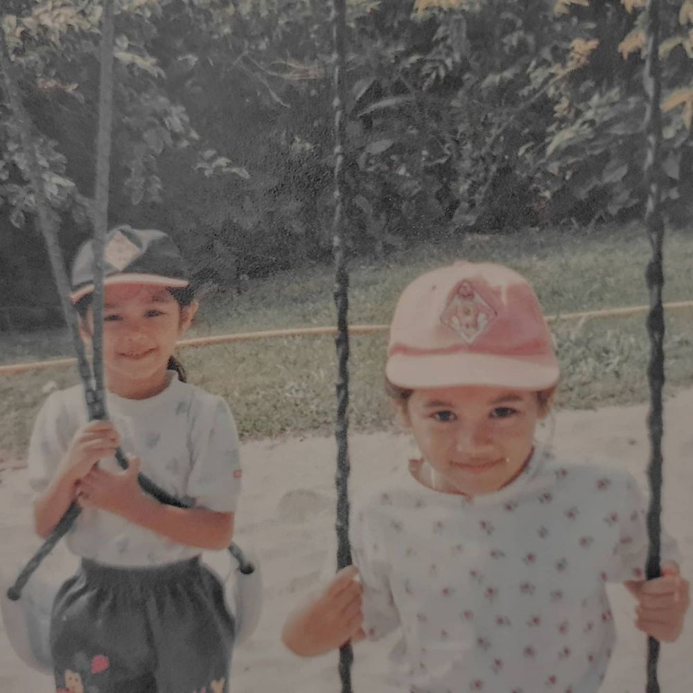 Bocah polos duduk samping Derby Romero ini lulus S2 di usia 21 tahun, intip transformasinya