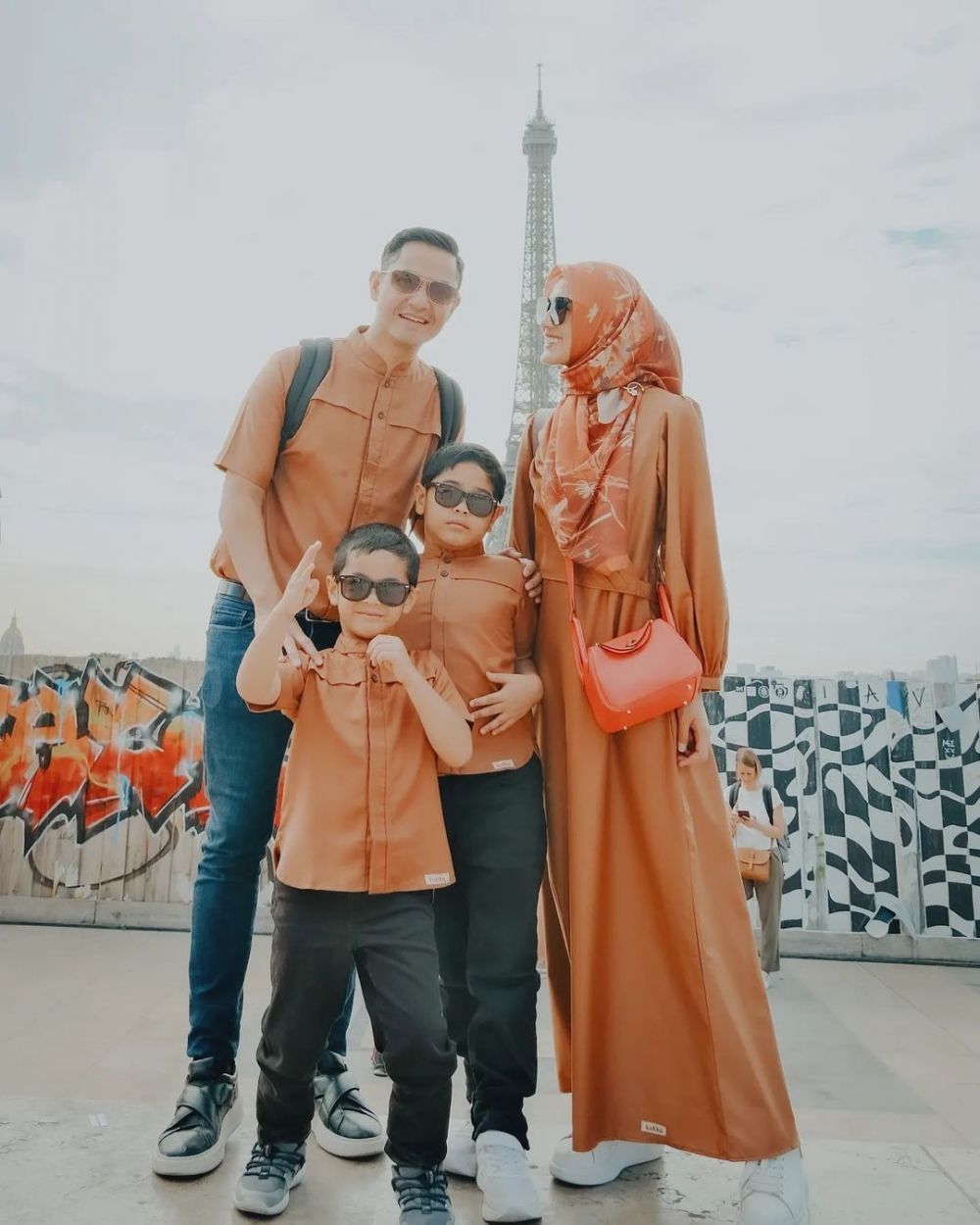 Bocah polos duduk samping Derby Romero ini lulus S2 di usia 21 tahun, intip transformasinya