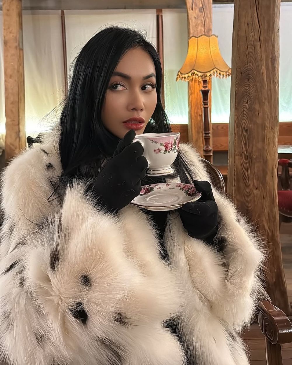 Sengaja operasi plastik kedua untuk cari suami, intip 9 potret penampilan terbaru Denada