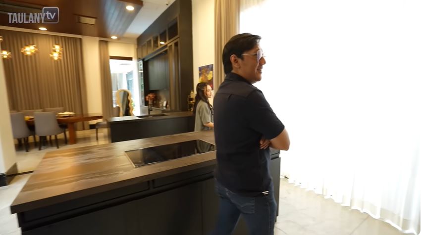 Interiornya full warna hitam, ini 7 cara Rachel Vennya menata dapurnya agar suasananya tetap hangat