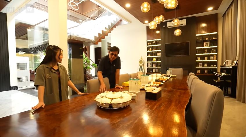 Interiornya full warna hitam, ini 7 cara Rachel Vennya menata dapurnya agar suasananya tetap hangat