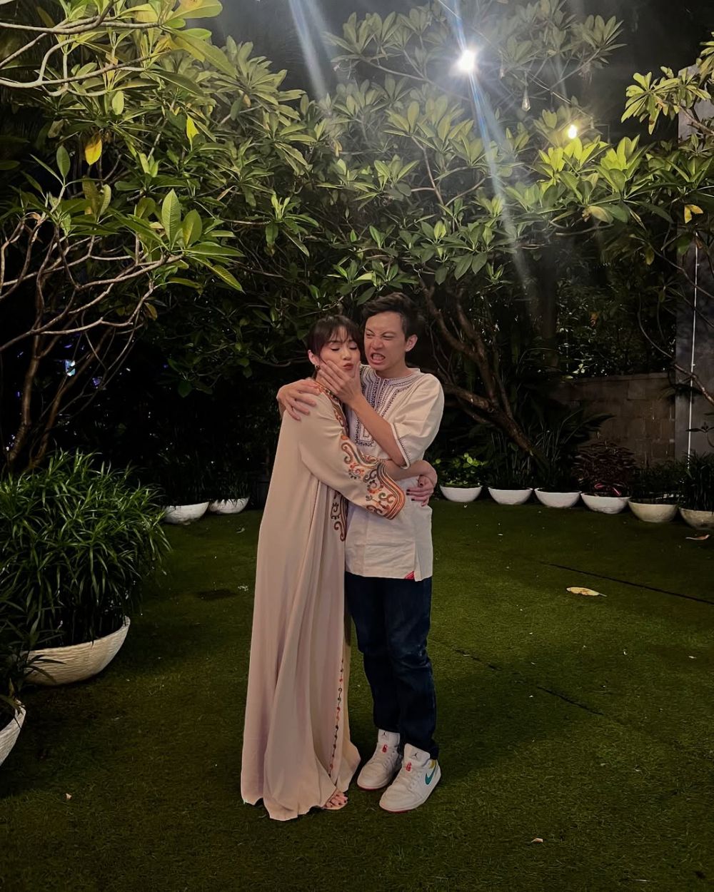 Dapat restu dari keluarga meski beda usia 8 tahun, ini 9 potret mesra Dara The Virgin dan Jaime Alvaro