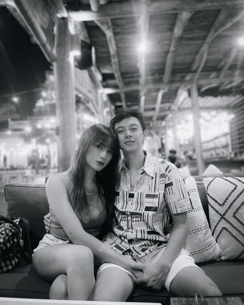 Dapat restu dari keluarga meski beda usia 8 tahun, ini 9 potret mesra Dara The Virgin dan Jaime Alvaro