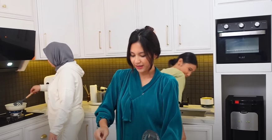 Gayanya minimalis tapi elegan, 7 cara Indah Permatasari menata dapur ini bikin terlihat mahal