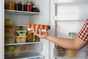 Jangan simpan di pintu kulkas! Ini dia tempat paling ideal menjaga telur tetap segar dan tidak amis