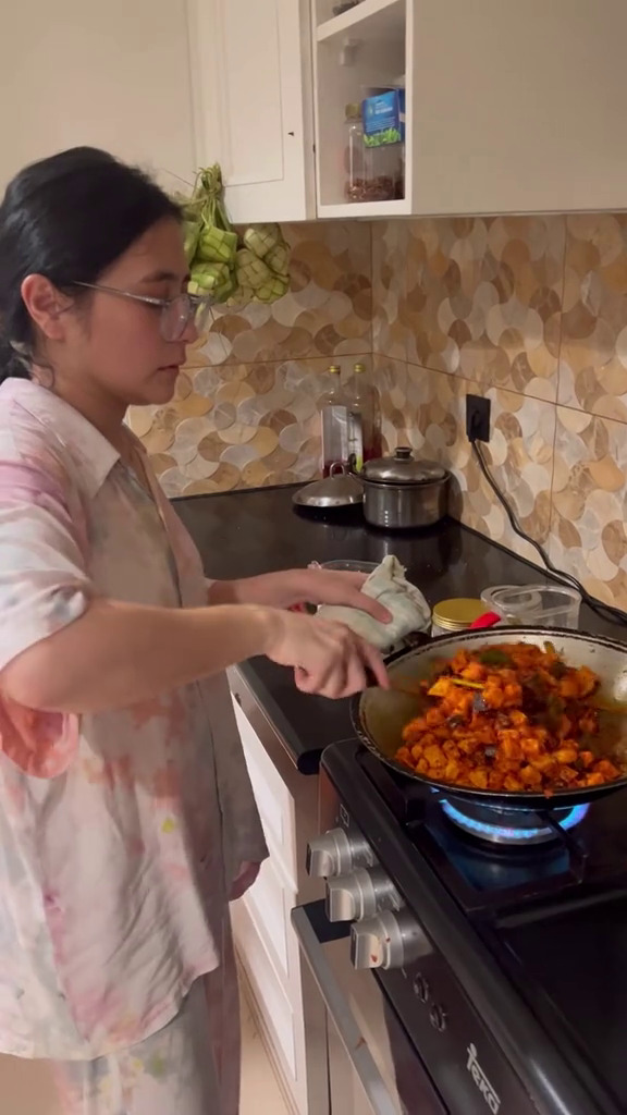 Tampilannya sederhana, ini 5 cara Prilly Latuconsina bikin dapur kotornya tetap nyaman dan rapi