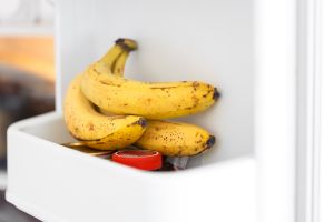 5 Makanan yang harus dipisah saat disimpan di kulkas, biar nggak cepat busuk