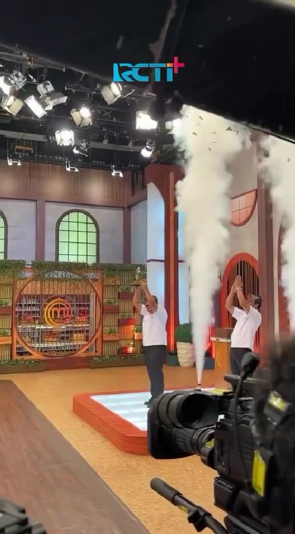 9 Momen detik-detik Fajar jadi juara MasterChef Indonesia season 12, romantisnya sambil lamar kekasih