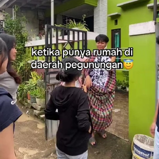 Punya hunian di pegunungan, pria ini bagikan isi rumahnya yang banyak tangga, konsepnya bikin bingung
