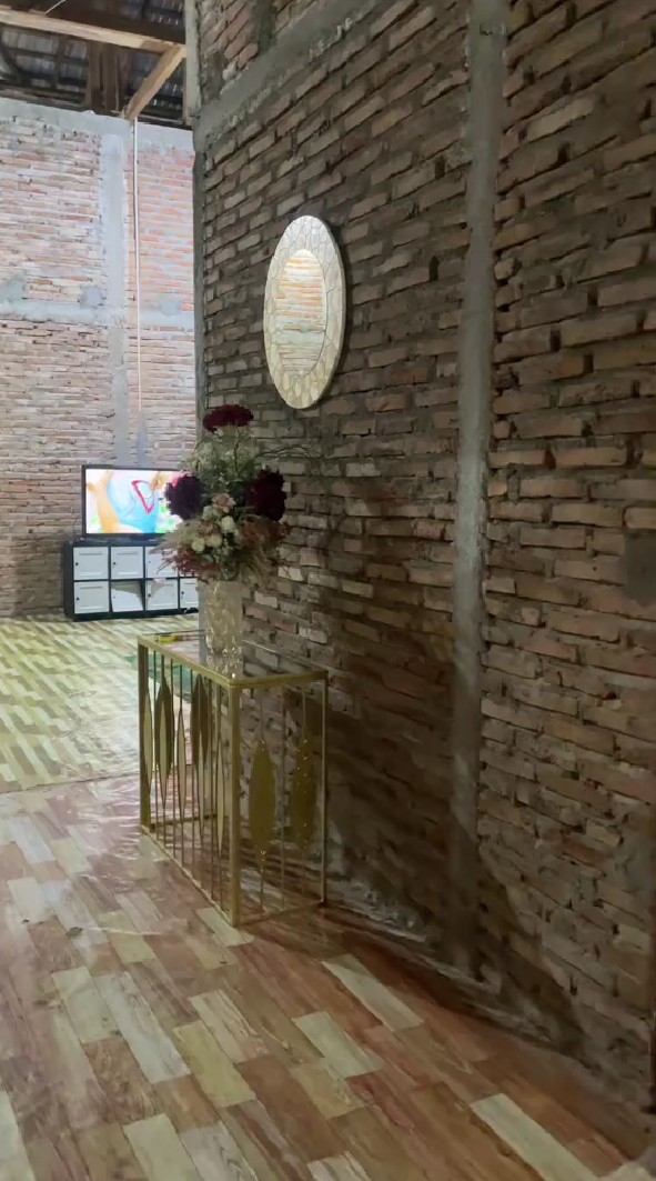 Visualnya bak hunian belum jadi, ini 7 cara emak-emak menata rumah berdinding batu bata tetap estetik