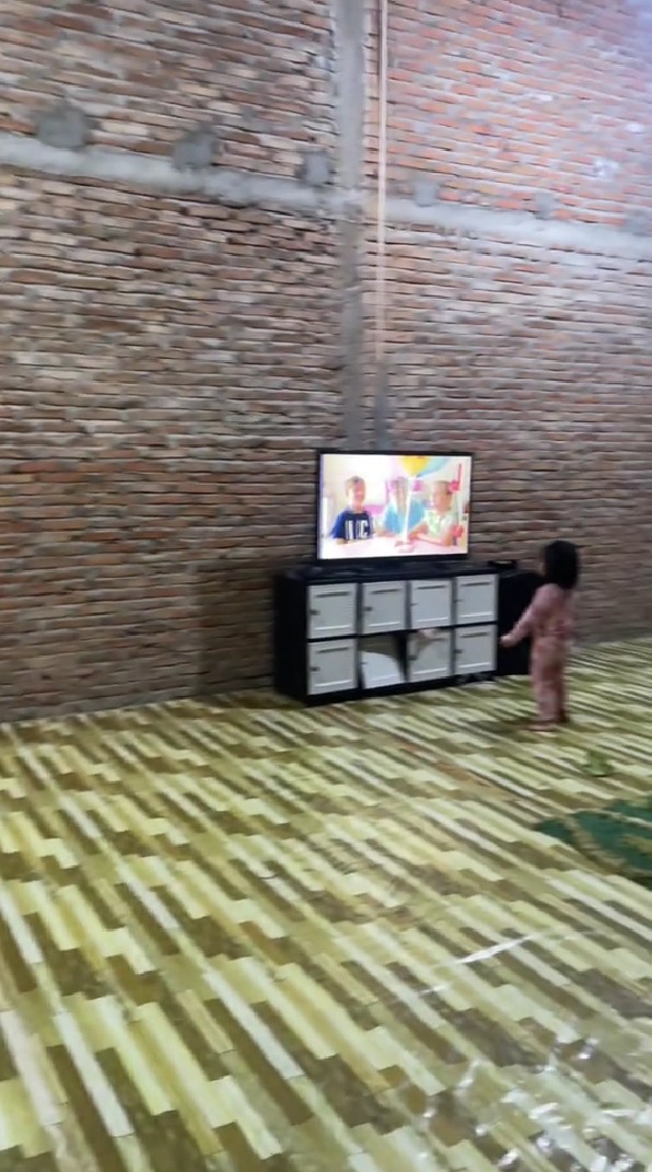 Visualnya bak hunian belum jadi, ini 7 cara emak-emak menata rumah berdinding batu bata tetap estetik