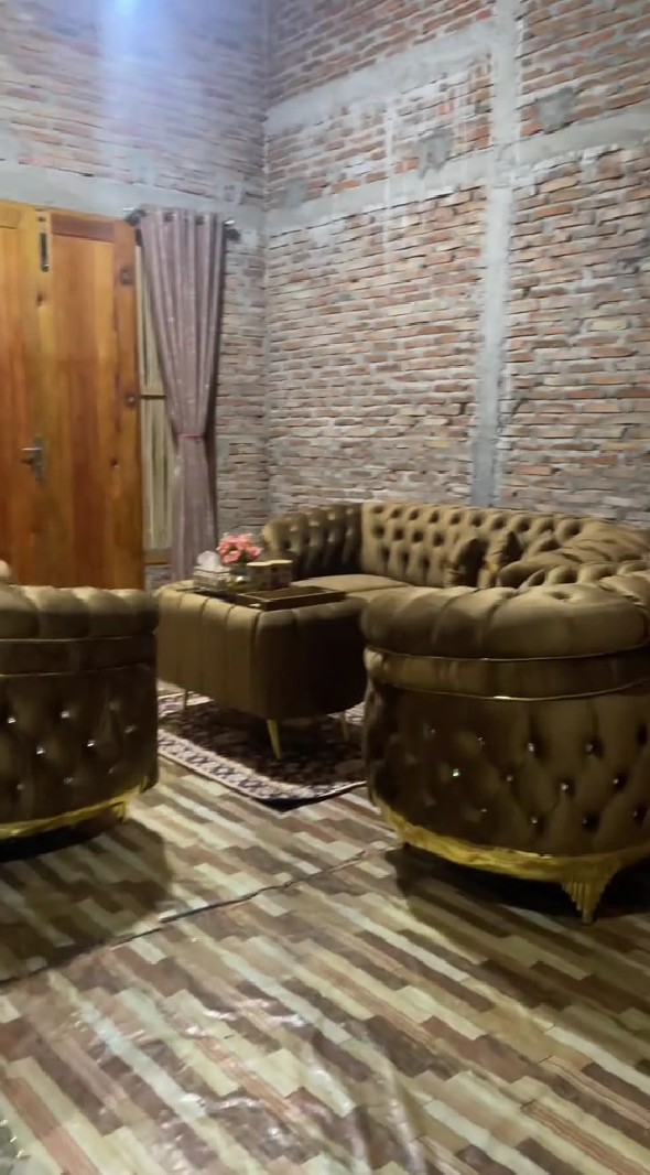 Visualnya bak hunian belum jadi, ini 7 cara emak-emak menata rumah berdinding batu bata tetap estetik