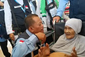 Kisah perjuangan mengharukan Mbah Sumbuk berusia lebih seabad, jemaah haji tertua 2025 ke Tanah Suci 