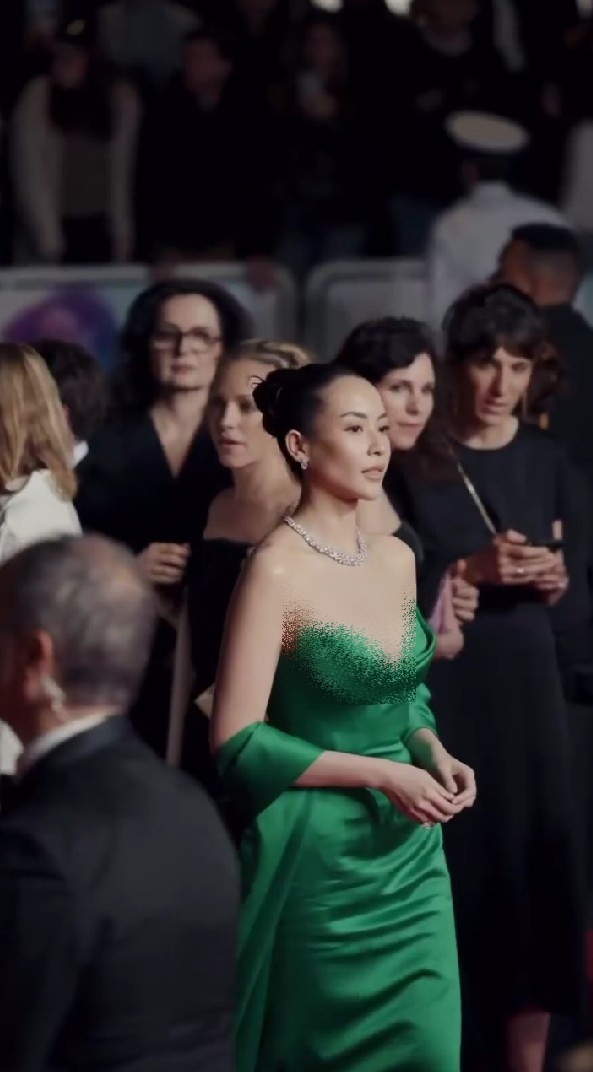 Beda jalur dari Syahrini, 9 potret Elvira Devinamira di red carpet Cannes berkat film thriller Inggris