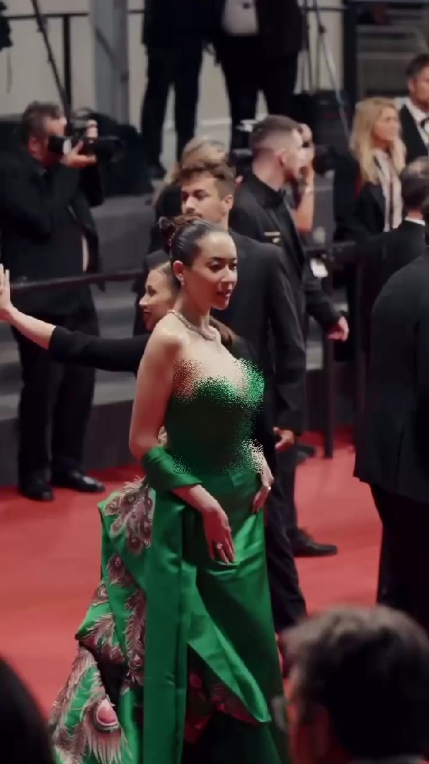 Beda jalur dari Syahrini, 9 potret Elvira Devinamira di red carpet Cannes berkat film thriller Inggris