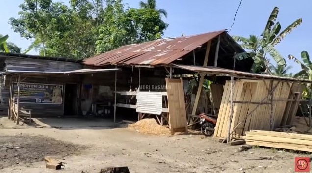 Rumah berdinding kayu dan beralas tanah ini ternyata milik jawara D'Academy 5, intip 11 potretnya